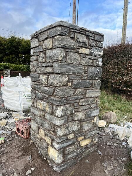 Natural dry stone pillar