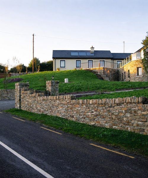 Sandstone house facade with contrasting quoins, Co. Cork